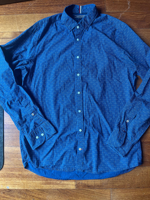 Tommy Hilfiger regular fit shirt, size L M's boutique