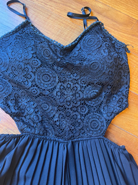 Lace and pleated short dress