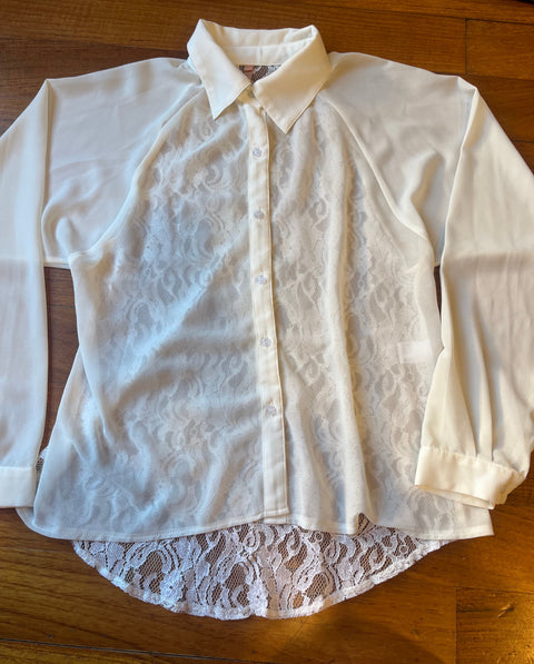 White lace shirt with macramé hem